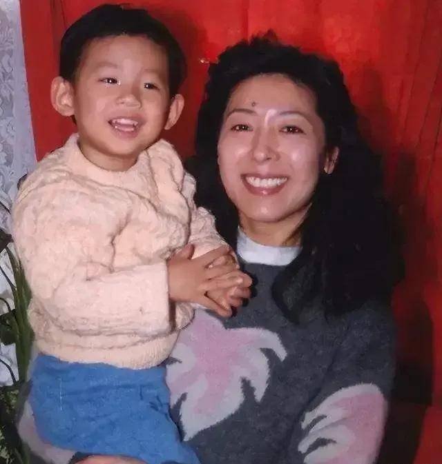 歌唱家关牧村:被前夫家暴,携子嫁高官,前夫如今生活一言难尽_王星军
