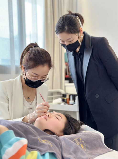 真妍国际指定纹绣技术院长,中国纹绣行业杰出贡献人物——邓英老师