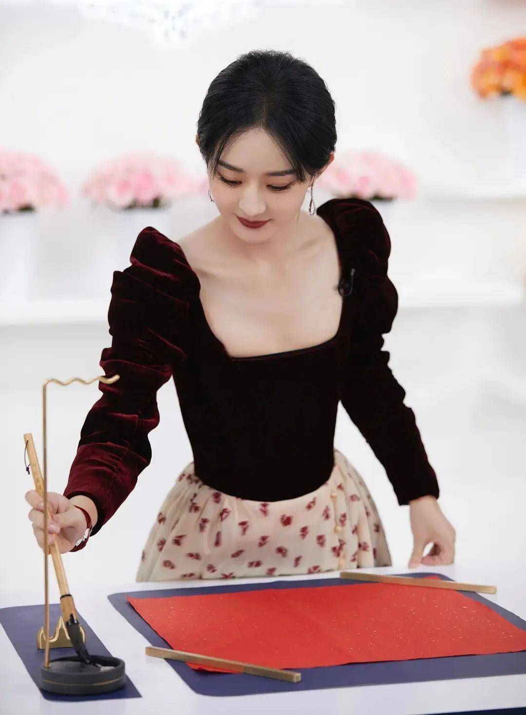 赵丽颖露胸装被公开羞辱:她的胸部,到底碍了谁的眼?_网友_活动_身材