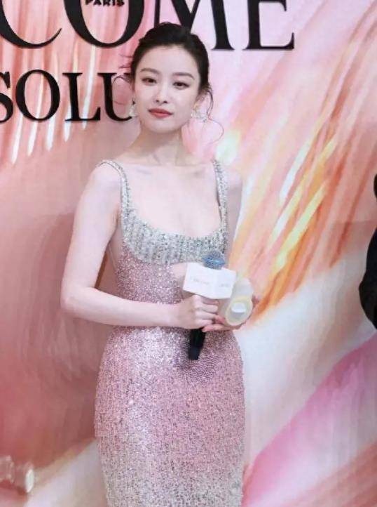 女明星冬天走红毯不容易,倪妮亮相兰蔻活动:好冷,让我缓一下!