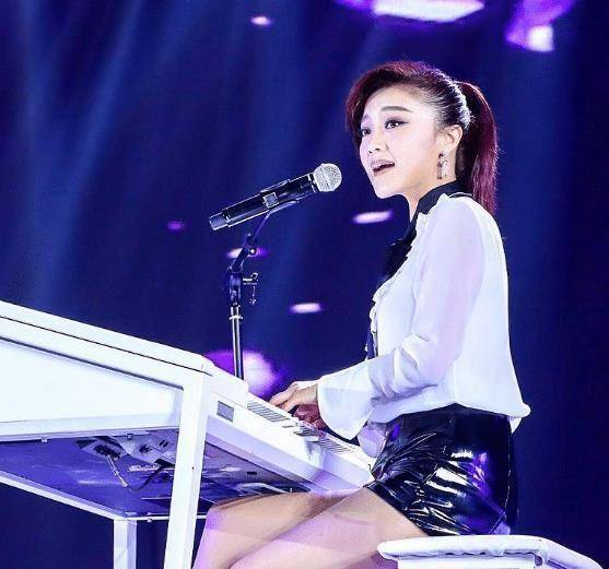 玖月奇迹王小玮近照曝光,穿蓝色丝绒套装,像"霸道女总裁"!