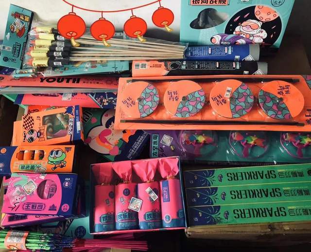 最后,为了更好地服务客户,我们店铺还提供定制烟花爆竹产品和特色礼盒