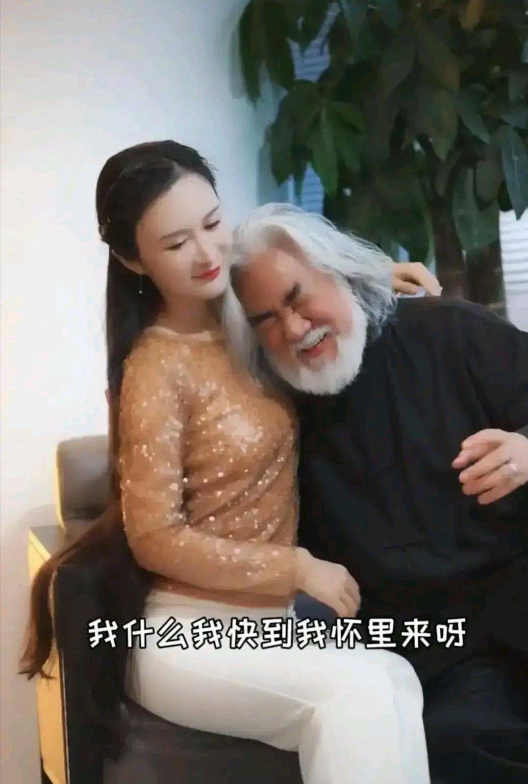 睡裙写真,满头白发显眼,文案暗藏"老翁纳妾"典故_杜星霖_樊馨蔓_人家