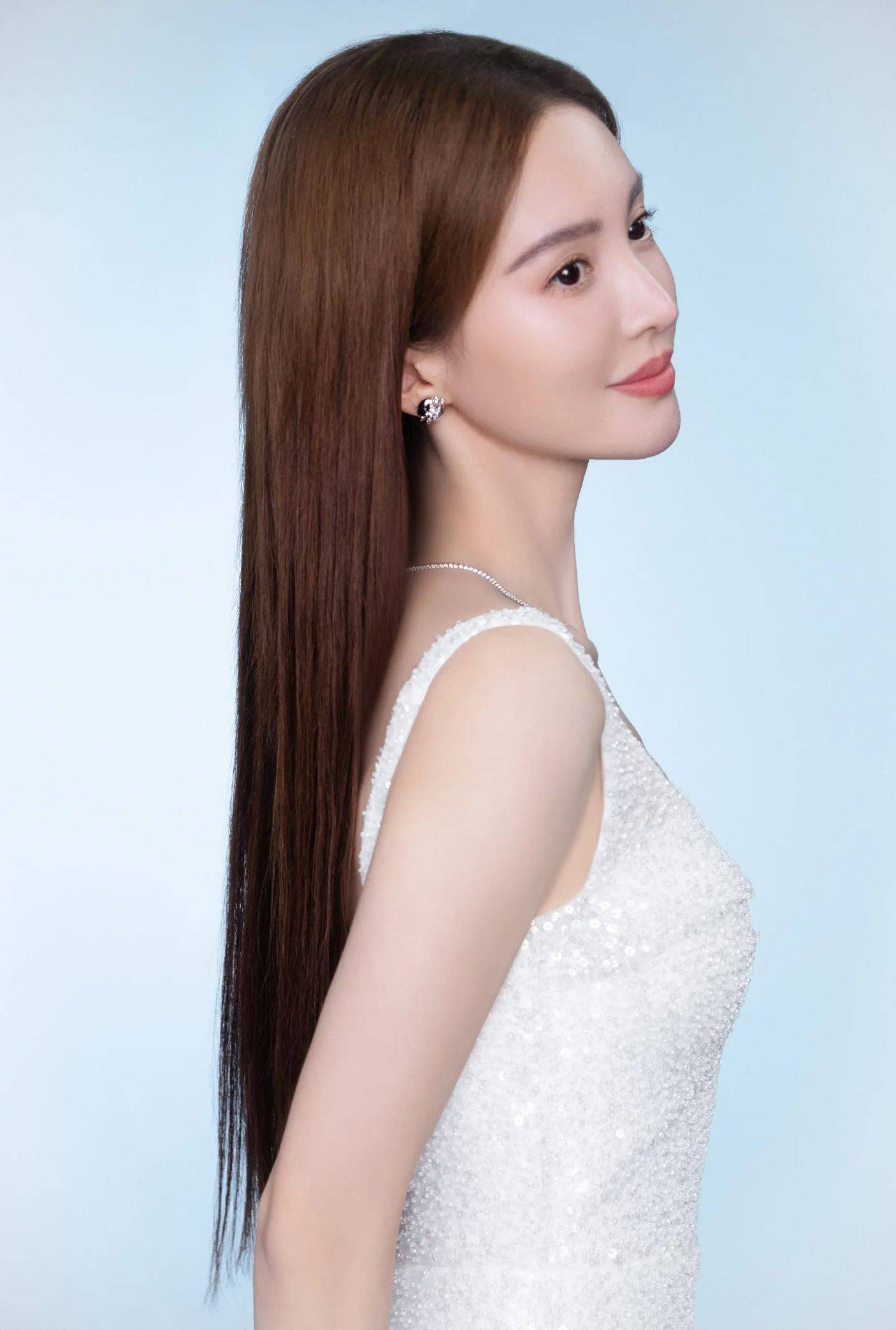 金晨着纯白色礼裙大秀美背 曲线曼妙温柔动人_造型_连衣裙_整体