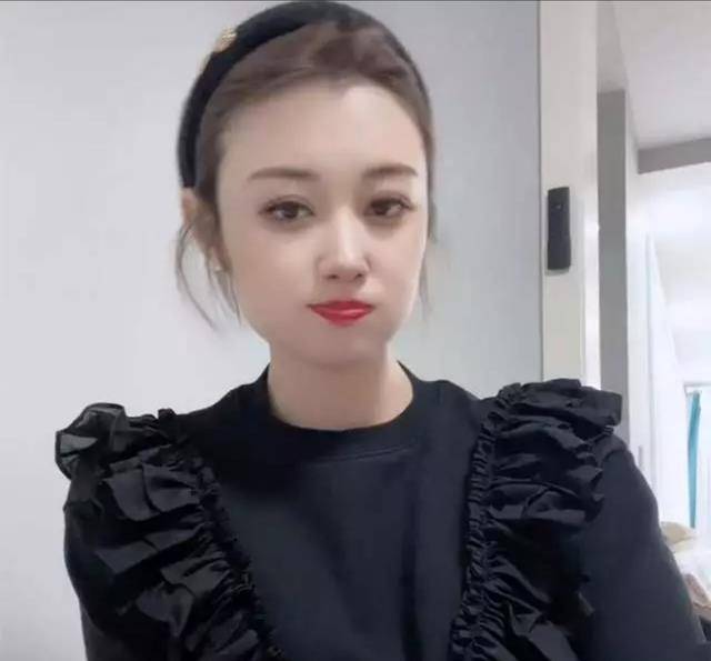 但其实这些都是小褚通过自己的努力赚取的,她现在是小有名气的网红