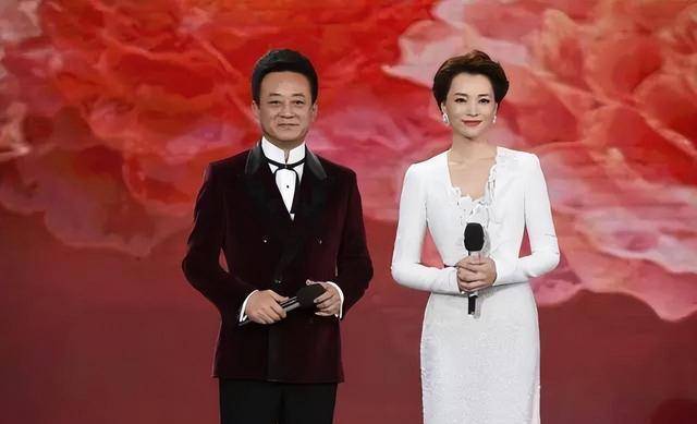 朱军夫妇庆结婚30周年,晒夫妻合影好恩爱,朱军满脸褶子显憔悴_谭梅