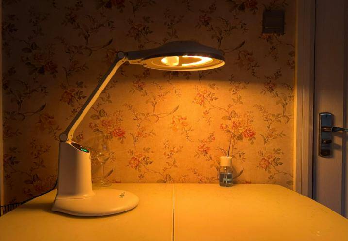 台灯什么颜色的灯光对眼睛好?合适色温的护眼台灯推荐