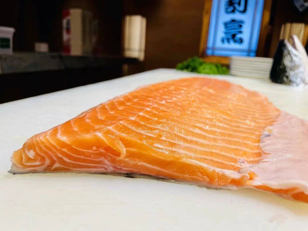 大厨现场开三文鱼 带你见证从鱼到鲜料理的全过程_挪威_餐厅_鱼肉