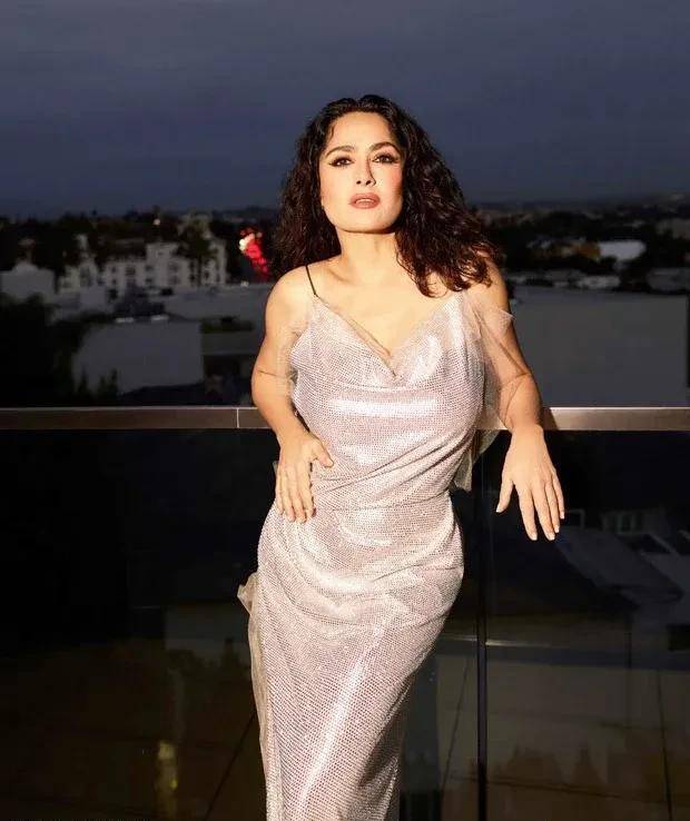 萨尔玛·海耶克在《魅力》杂志封面上穿着粉色深v礼服,性感十足