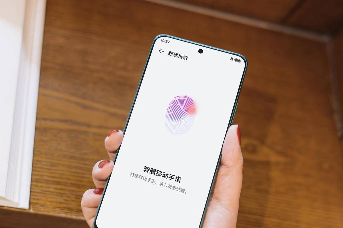 让华为畅享 70 pro的手感更加舒适,另值得一提的就是后盖不会留下指纹