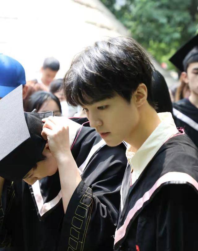 王俊凯被曝延期毕业,一年回学校两次,大一时被取消英文考试资格_大学