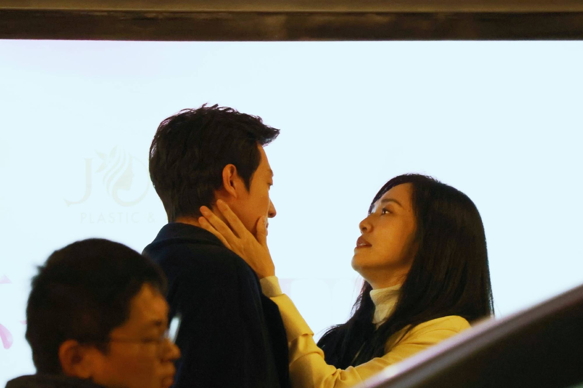 姚晨新剧路透曝光,与小11岁侯雯元激情热吻,男方与钟楚曦传绯闻_剧中