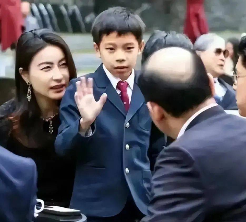 8岁霍中妍被爷爷搂在怀,太受宠了_霍启刚_孩子_照片