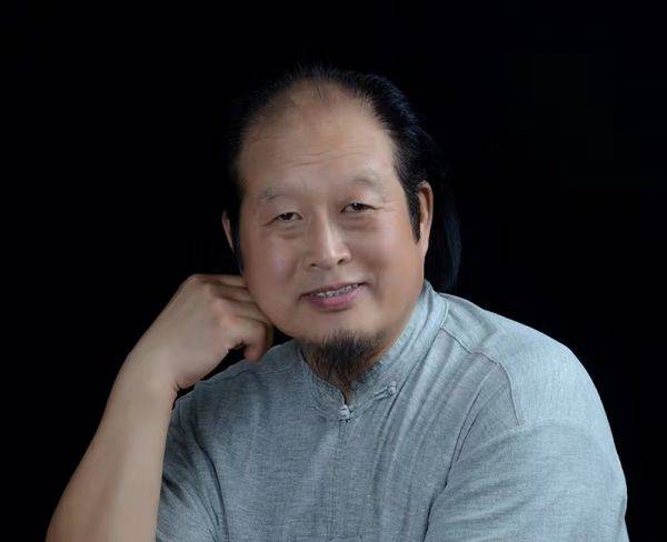 男,陕西西安人;道文化学者;陕西周至楼观台道文化研究会会长;中国书法