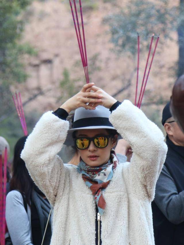 孙俪遭遇网暴,账号评论区已沦陷,网友:为什么张译不能当面抽烟_事情