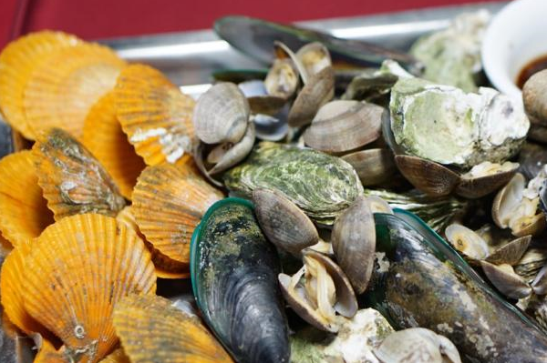 人均80就能吃到一桌新鲜美味海鲜大餐,本地人都爱来的舒味大排档_闽南