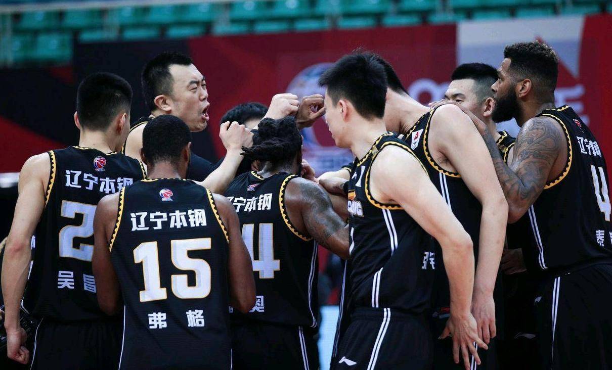 赵率舟曾经跟随辽宁男篮拿到过全运会和cba的总冠军,可以说属于双冠