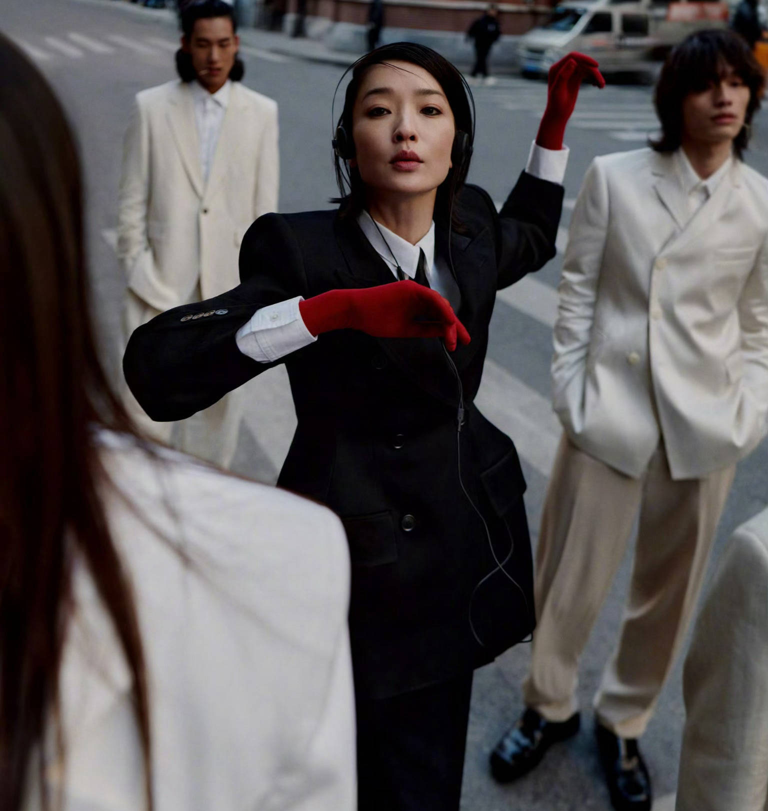 超模杜鹃胆子太大了,穿着超短裤开摩托车,长大腿敞开性感又诱惑_时尚