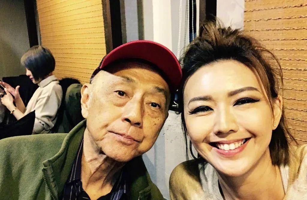 父母就开始培养她的音乐才华,参加歌唱比赛,最终考入南洋理工大学