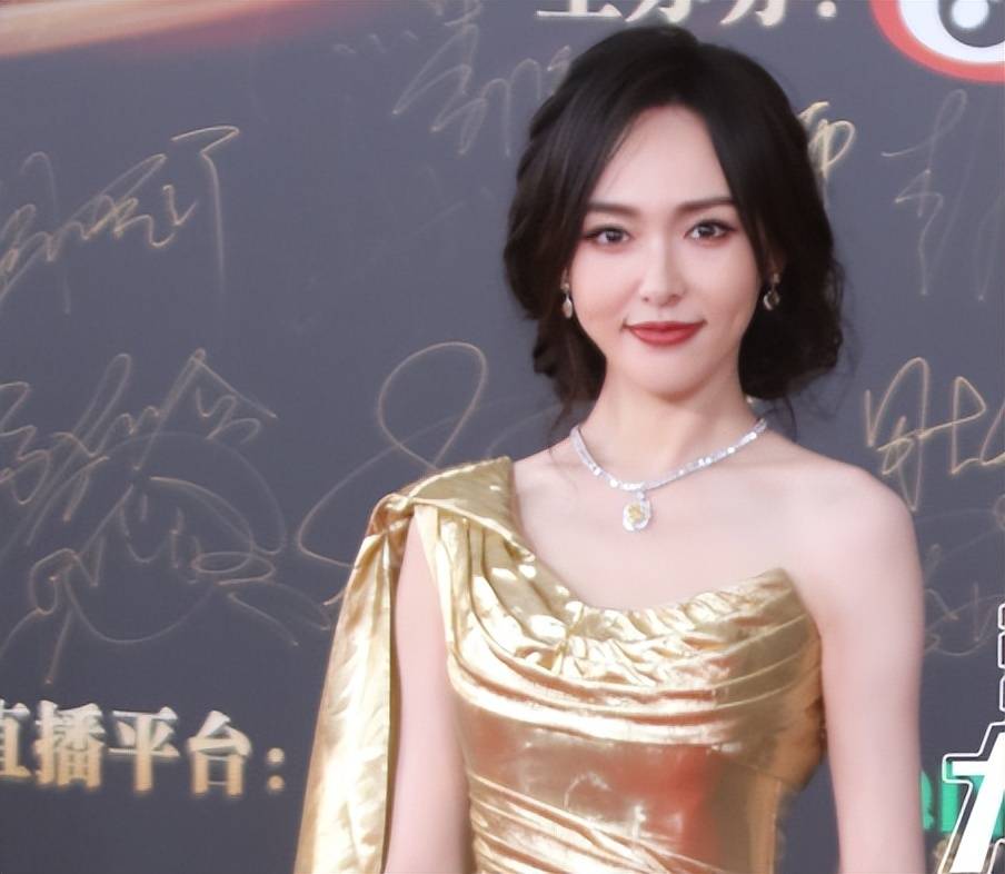 85花微博之夜状态对比:杨幂脖子前倾,刘诗诗脸僵,唐嫣发型翻车_造型