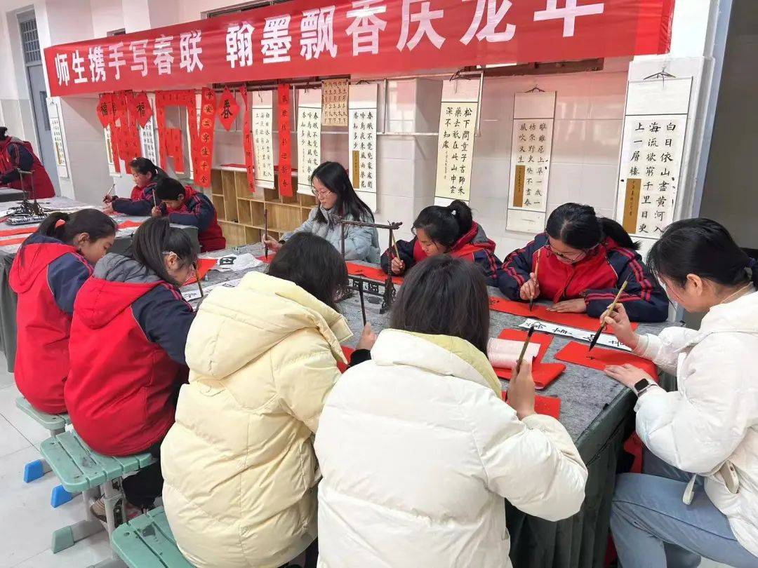牡丹区润泽小学开展师生携手写春联活动