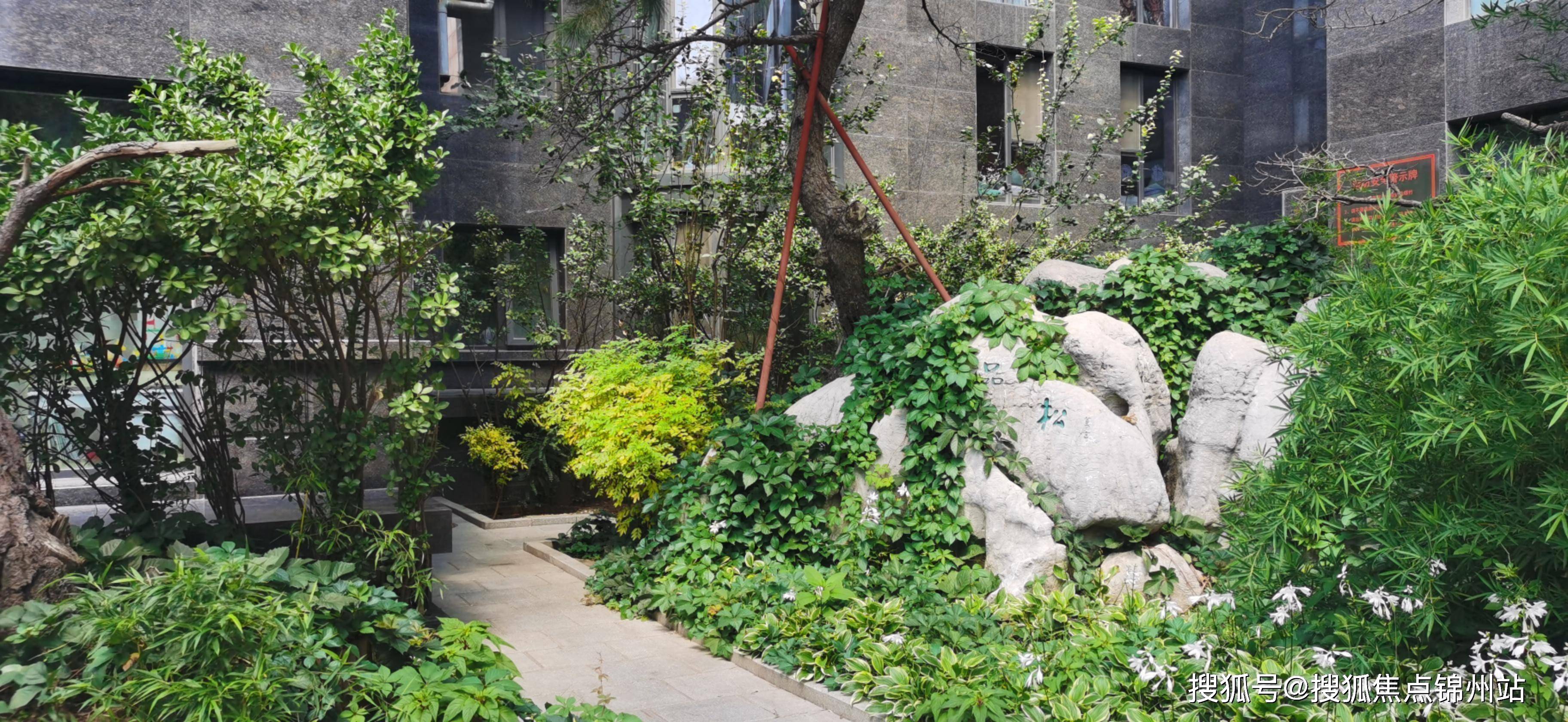 整个项目由三栋高层公寓围合成一座新中式院落,呈现出一派清静怡人的