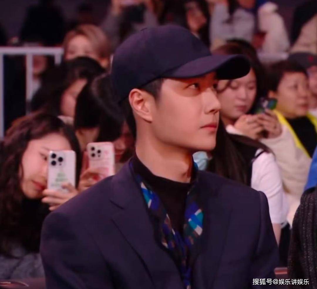 王一博获得年度受欢迎电影人奖项,演讲言简意赅,惜字如金!