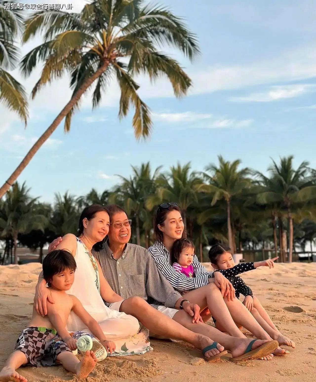 钟嘉欣海滩度假,穿比基尼晒逆天大长腿,怀抱孩子展示完美身材_照片