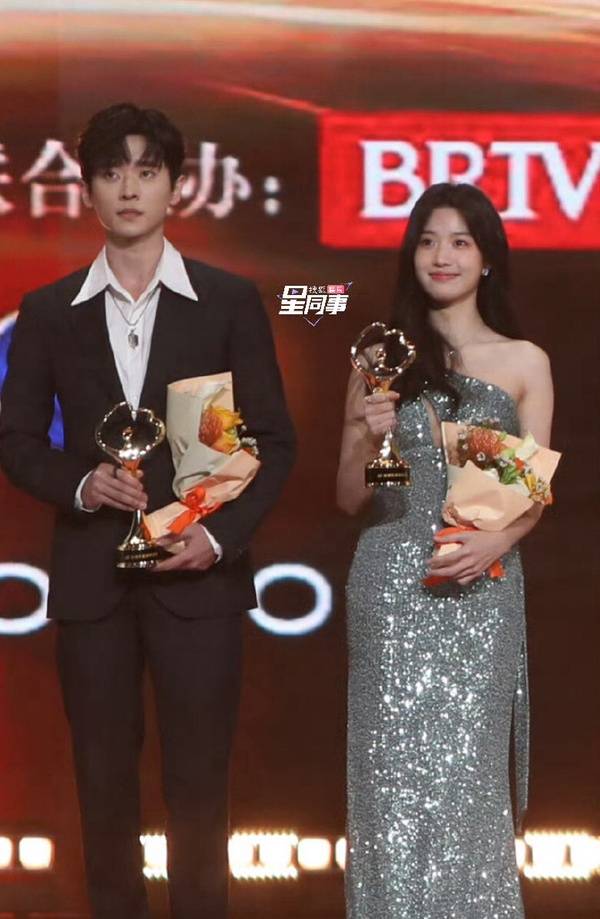 王鹤棣夹在吴磊赵露思中间,又和肖战美男同框_图片_娱乐_来源