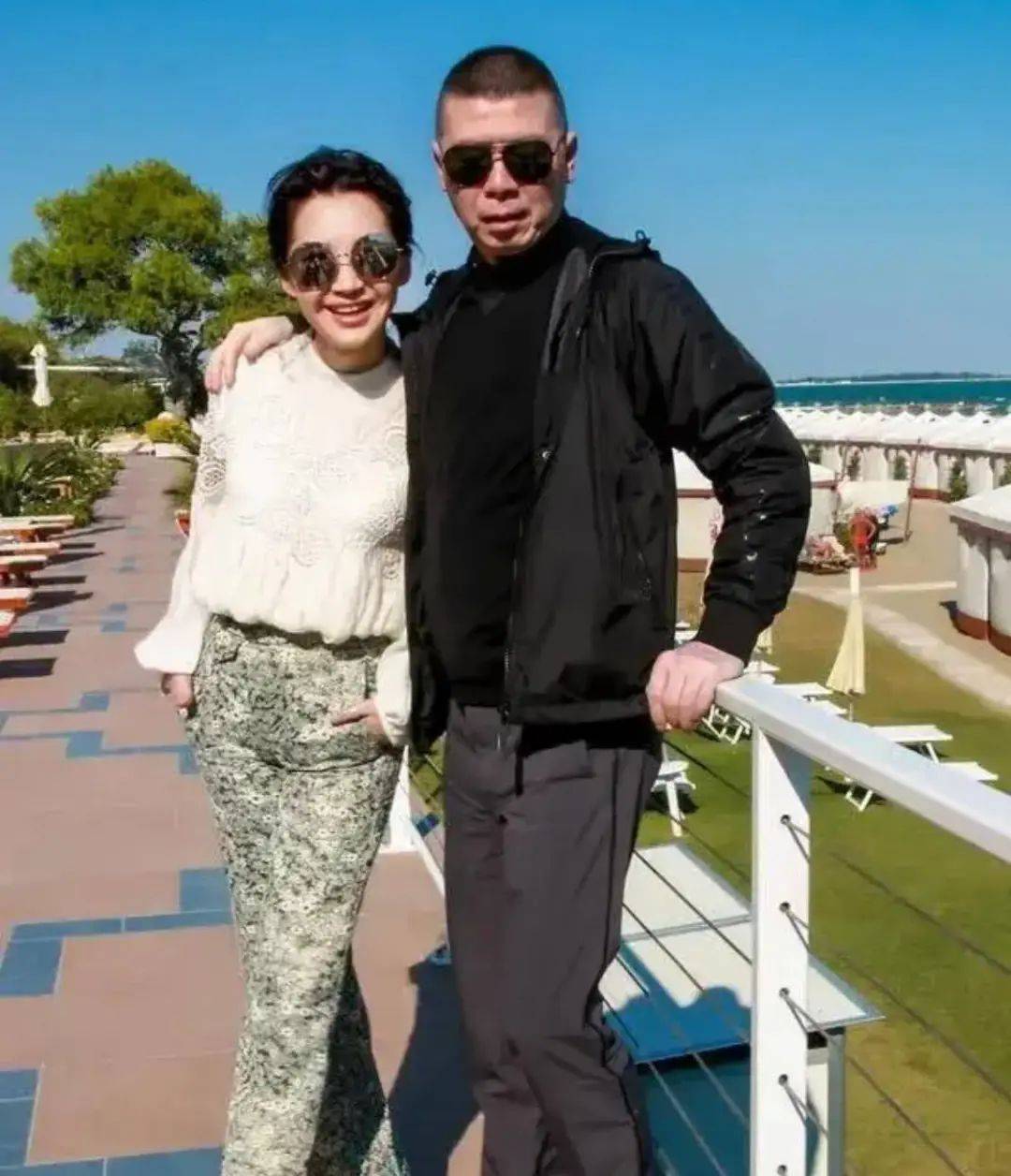 许晴和冯小刚合体照罕见流出,穿蕾丝上衣差点"撑爆",冯小刚一脸得意很