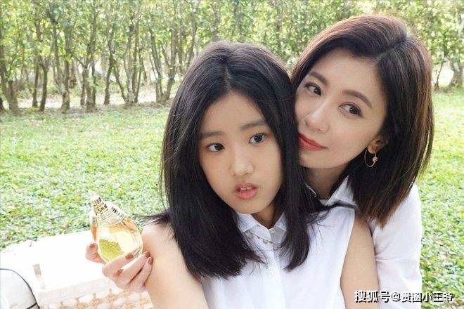 贾静雯女儿太"早熟",穿低胸裙配渔网袜大秀身材,18岁又纯又欲_梧桐