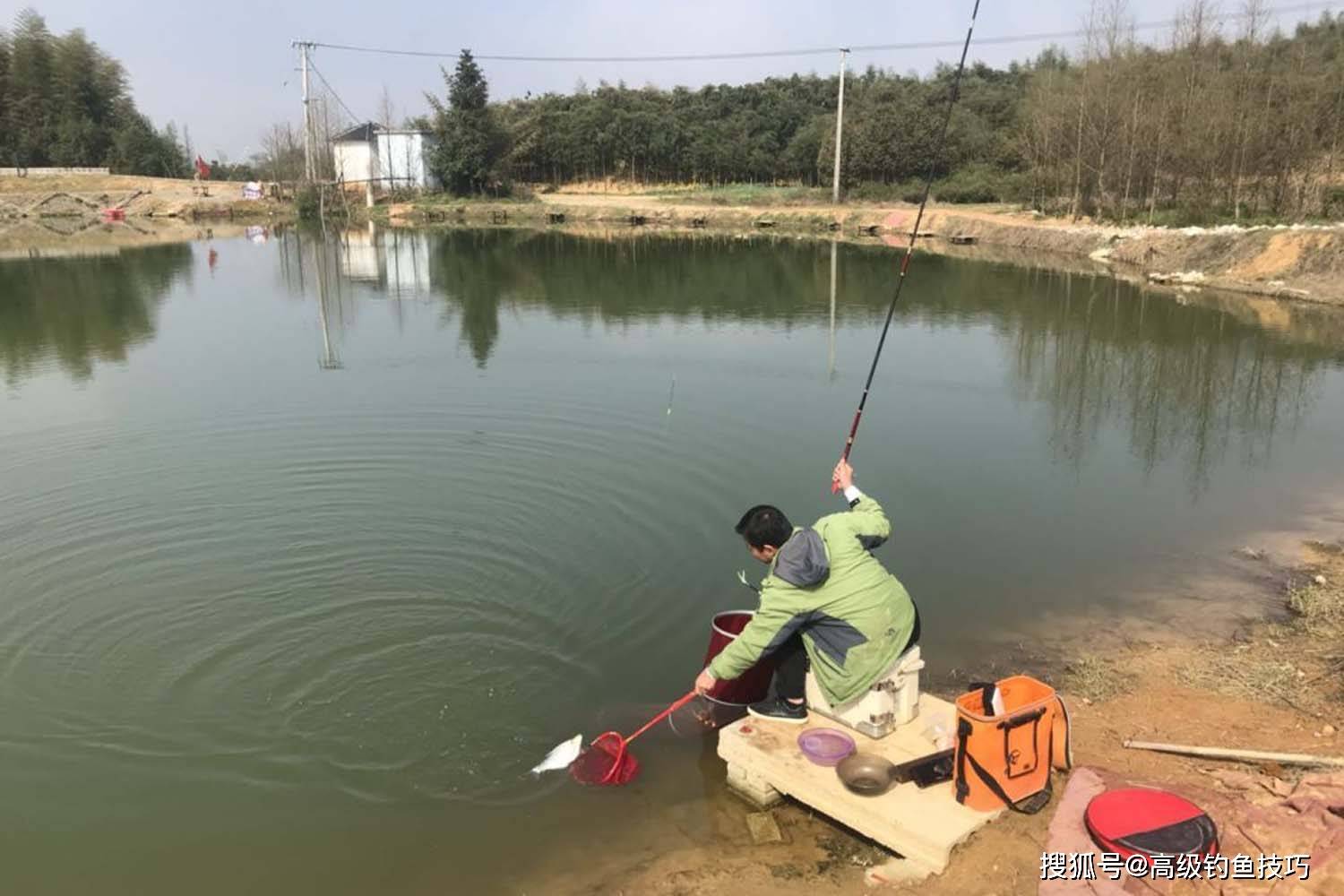 冬釣鯽魚補窩的4個技巧,學會補窩釣得多_窩子裡_魚群_效果