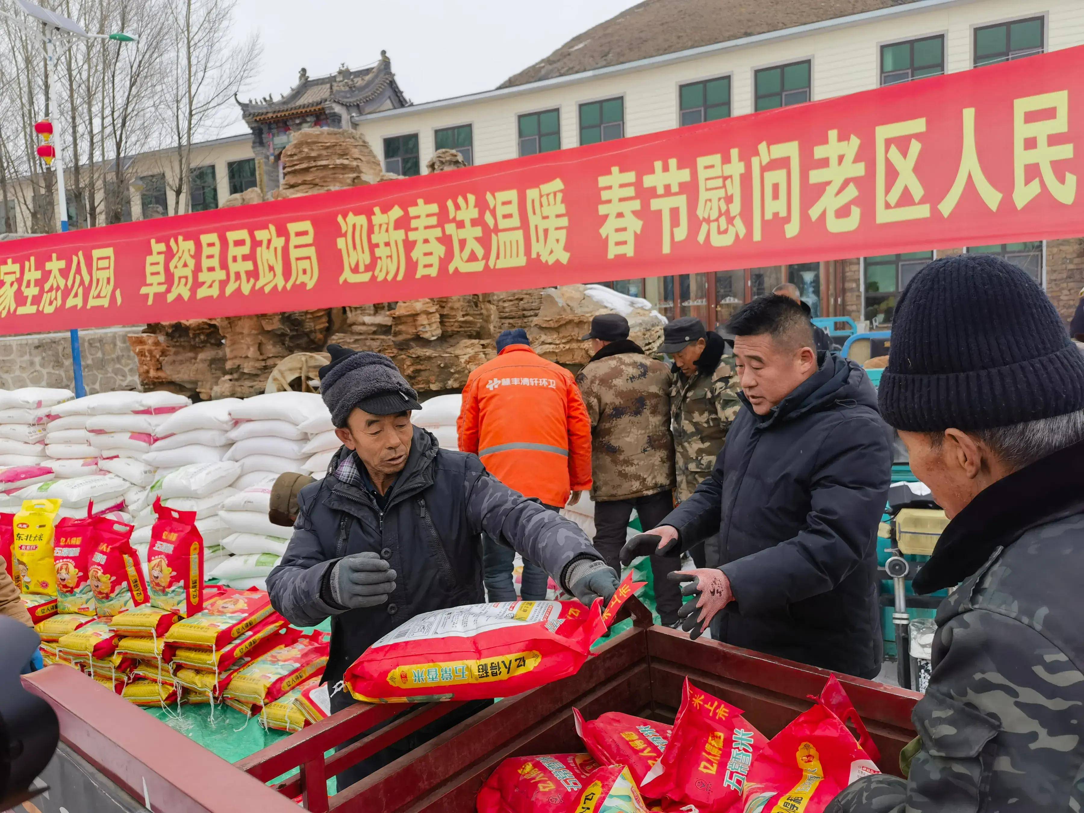 内蒙古红石崖国家生态公园负责人王先成接受记者采访时说:"红召乡地处