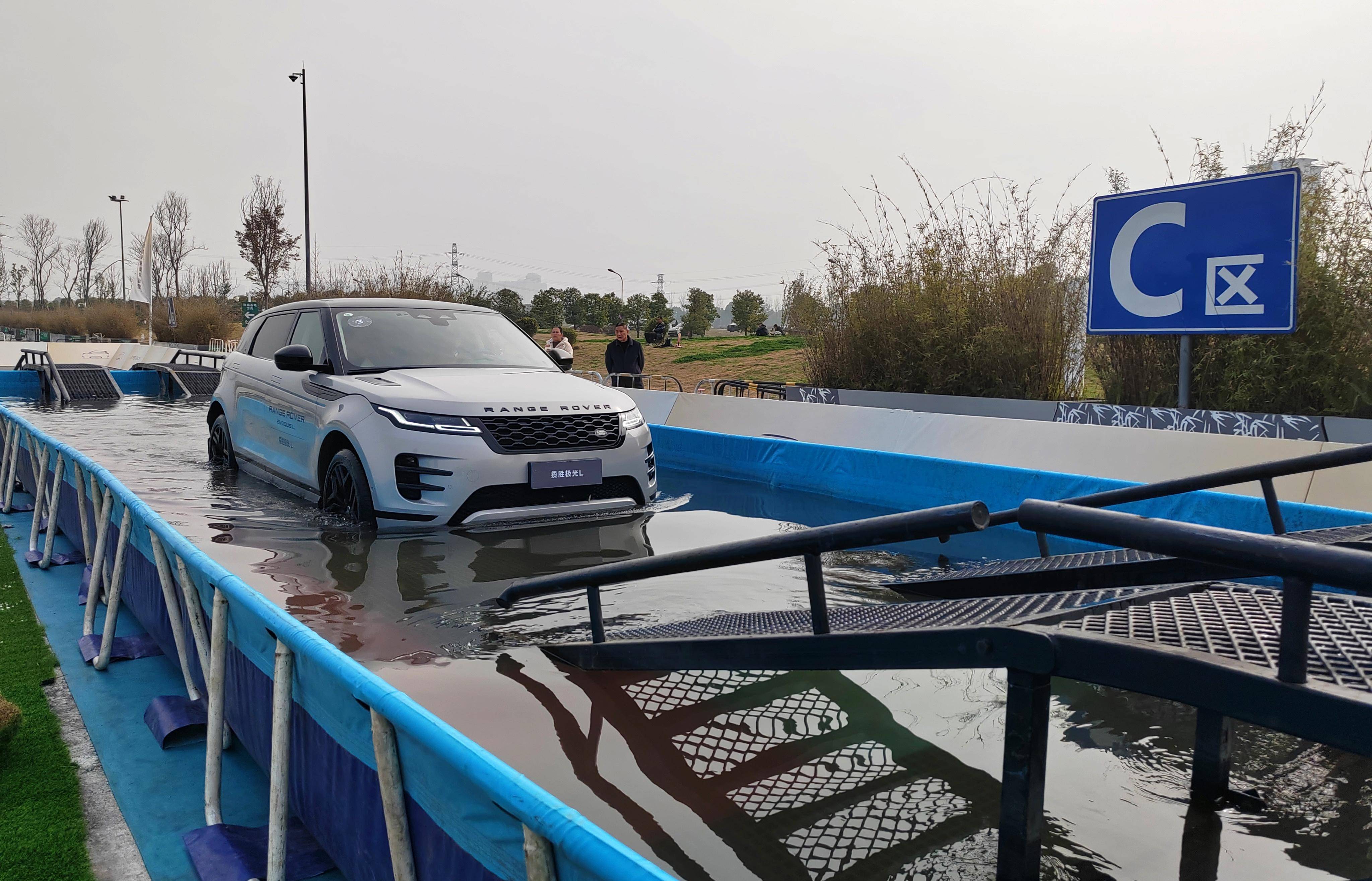 场地越野试驾路虎揽胜极光l,交叉轴滑轮组都无压力,出行好拍档