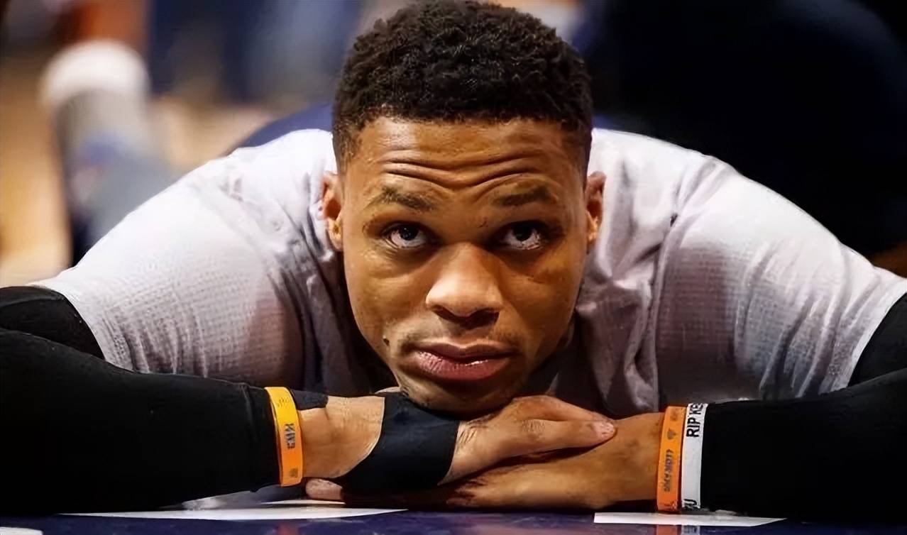 当哈登投中标志性的后撤步三分球时,威少在替补席耍起了"撒盐动作"来