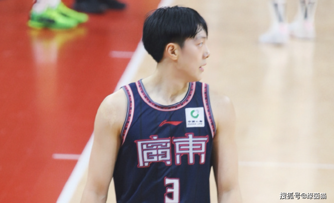 胡明轩票王首秀低迷,不满判罚着急跺脚,广东惨败_三分球_得分_助攻