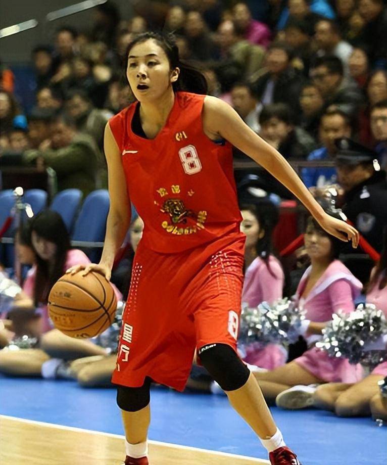 1米88篮球女神赵爽:32岁嫁1米9胖乎乎老公,元旦高调晒娃_伤病_wcba