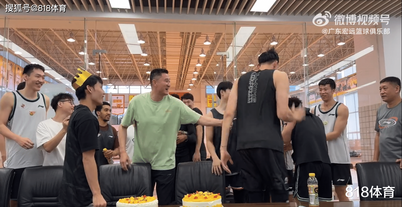 胡明轩训练师假装要拍蛋糕,周琦反击徐杰溜了_广东队_生日_中锋