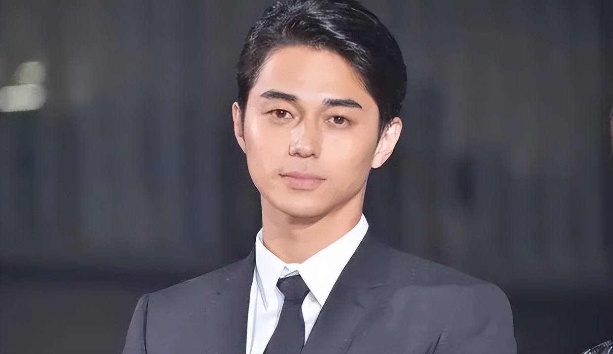 日星"东出昌大"出轨未成年,与三名女性同居深山,型男变野人_生活_行为