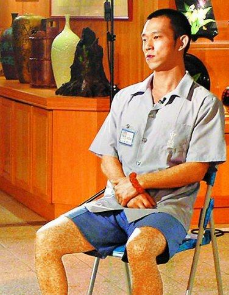 颜正国:12岁爆红,17岁入狱,戴手铐出席父亲葬礼,如今浪子回头