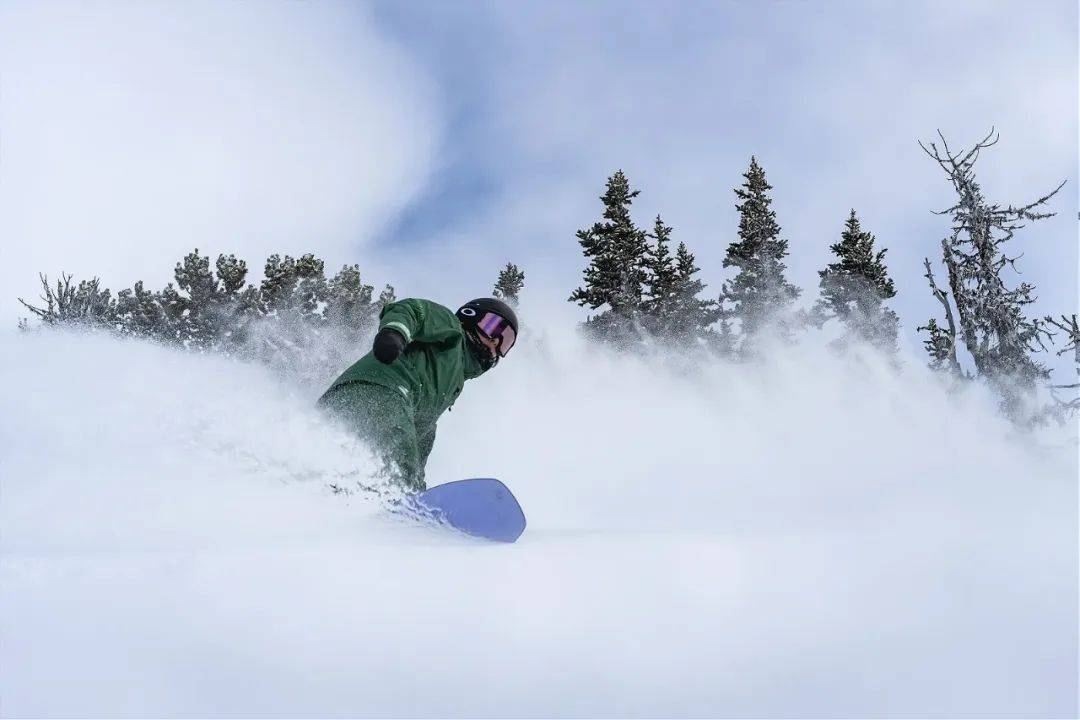 橫跨三座高山的留壽都滑雪場有適合不同水平滑雪者的滑雪道.