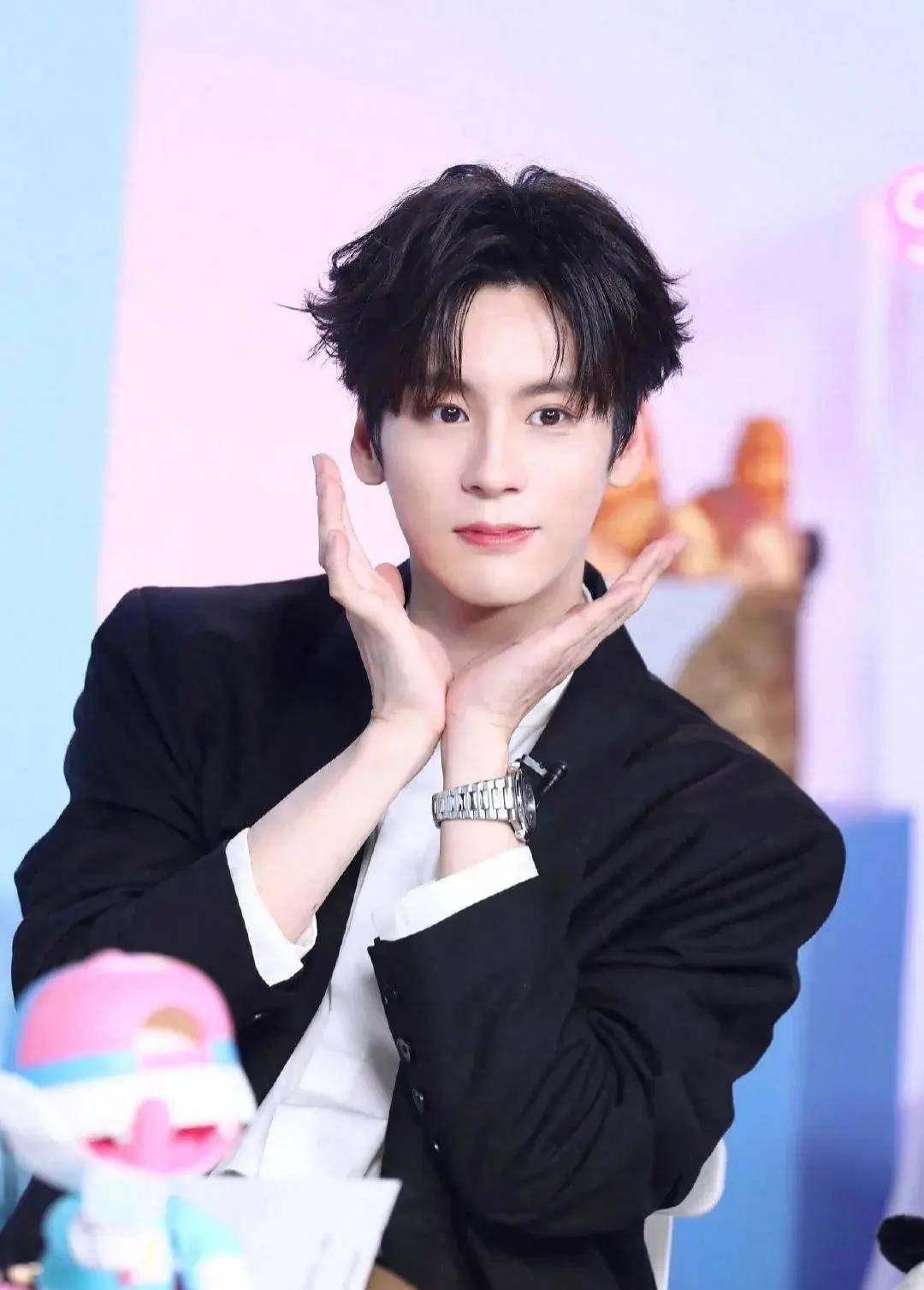 从歌手转型公务员上岸,再到回娱乐圈拍戏,魏哲鸣的天赋树点满了_演艺