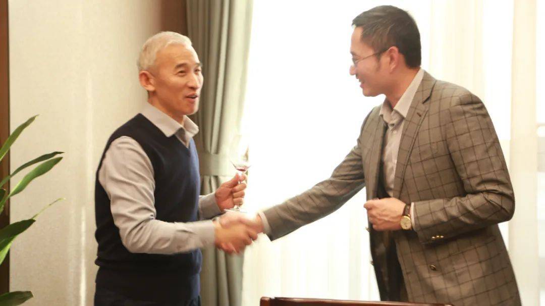 熊猫煤仓董事长王海燕与凯嘉集团名誉董事长路斗恒握手合影熊猫貌仓