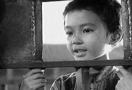 出道还是很早的,7岁时,就凭借在电影《烈火中永生》中饰演"小萝卜头"