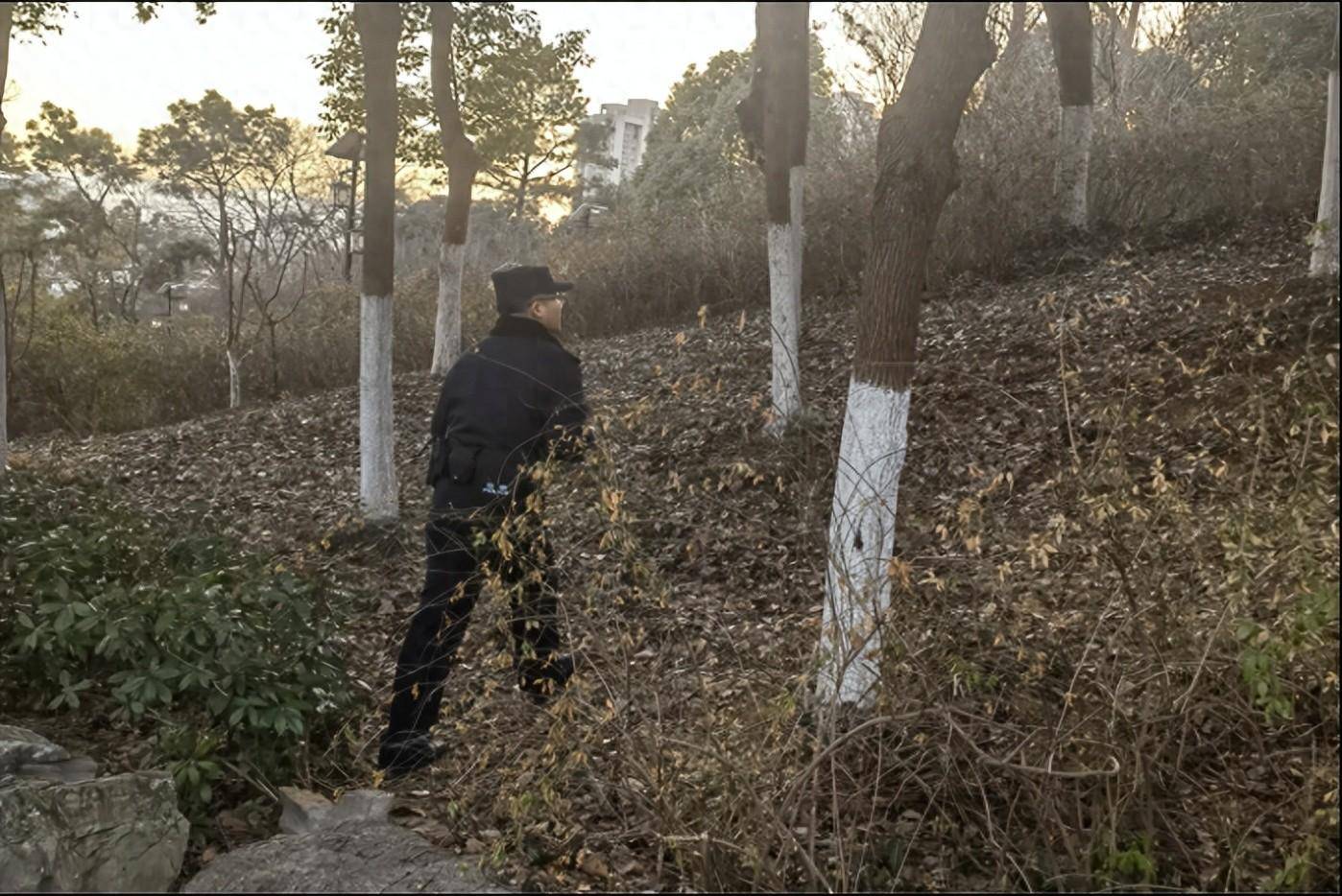 一市民欲山中自殺 鎮江潤州民警火速上山救援_女士_榮