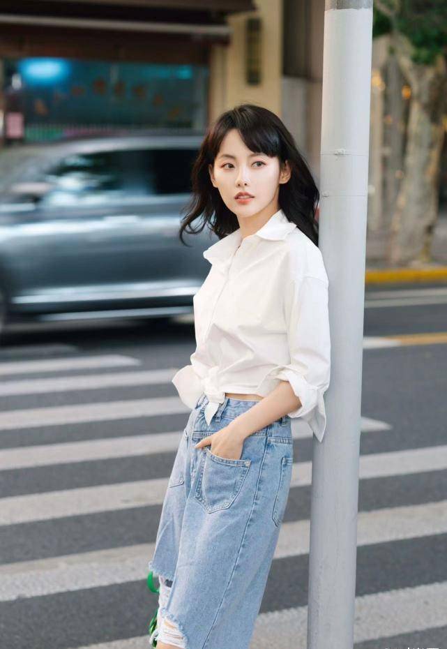 初秋学张嘉倪穿白衬衫搭配牛仔裤,干练又时髦_风格_的设计_元素