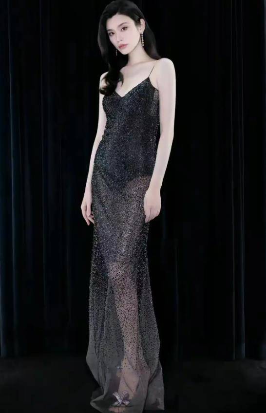 奚梦瑶走红毯曝光尴尬瞬间!