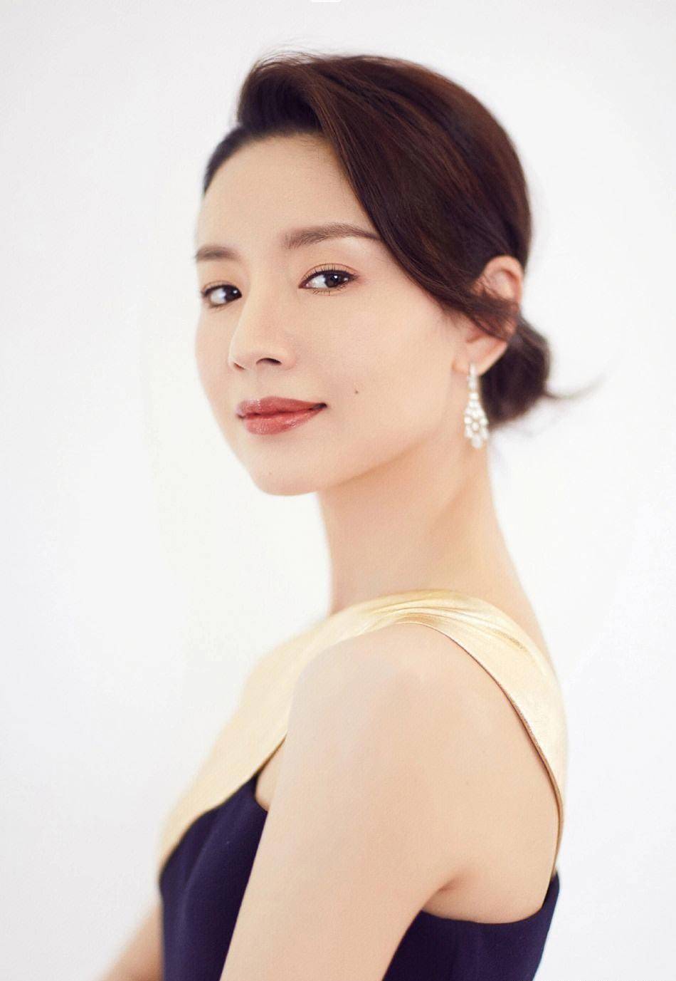 董洁直播反穿瑜伽裤?网友:半老徐娘风韵不在!