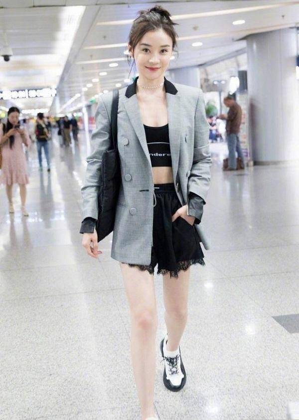 袁姗姗外穿"安全裤"搭配西装外套,纤细双腿很抢镜_身材_女明星_时候
