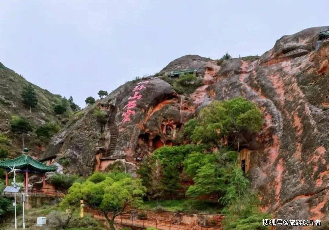 須彌山石窟,位於寧夏回族自治區固原市原州區,地處城西北六盤山北垂